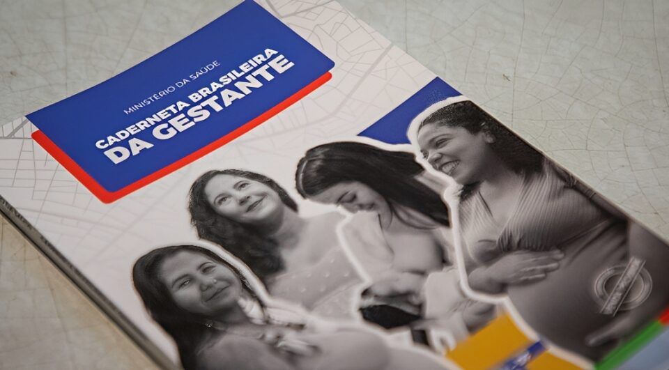 A nova caderneta da gestante e a polêmica sobre o aborto