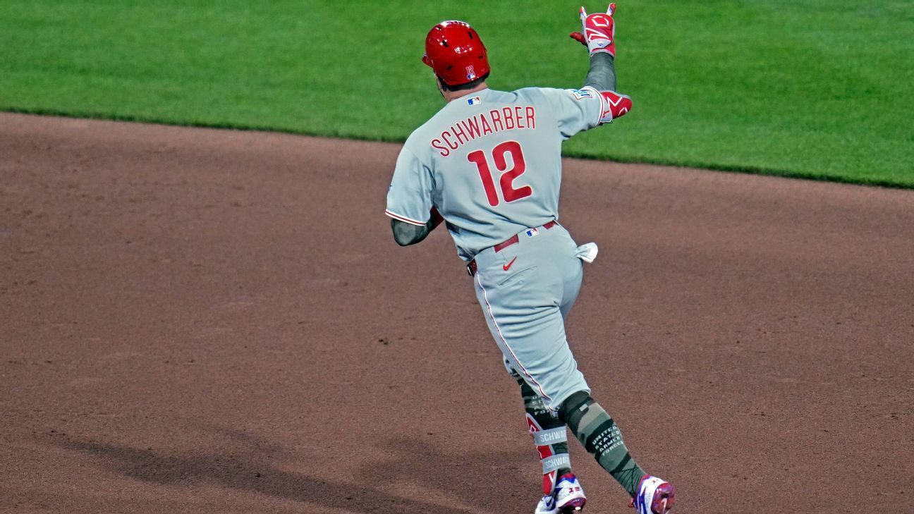 Kyle Schwarber celebra após marcar um home run, contribuindo para a vitória dos Phillies sobre os Pirates.