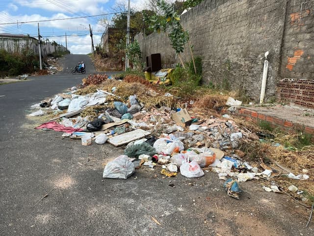 Lixo acumulado nas ruas da Zona Norte de Teresina após irregularidades na coleta. Reprodução: Globo