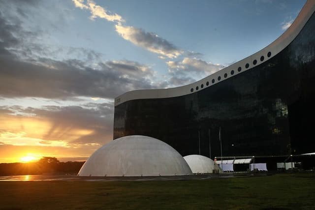 Lei da Ficha Limpa impede quase 5 mil políticos em 10 anos