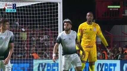 Carlos Miguel destaca-se com defesas em jogo do Atlético-GO contra o Corinthians. Reprodução: Globo