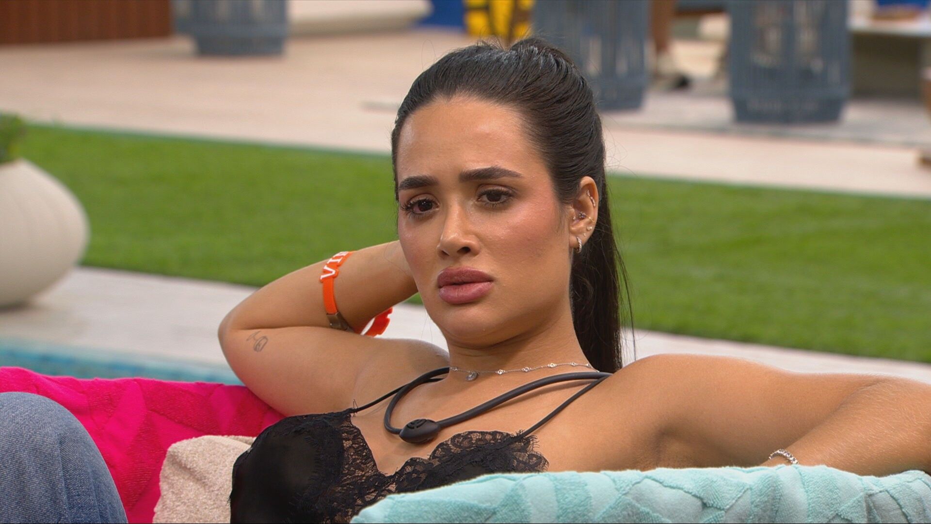 Jordana questiona afastamento de Samira; Marciele chama-a de maluca. Reprodução: Gshow