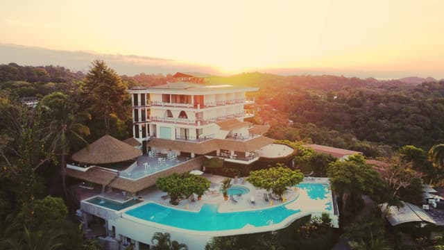 Hotel La Mariposa oferece acomodações de luxo com vistas deslumbrantes para o Pacífico em Manuel Antonio. Reprodução: Folha Turismo