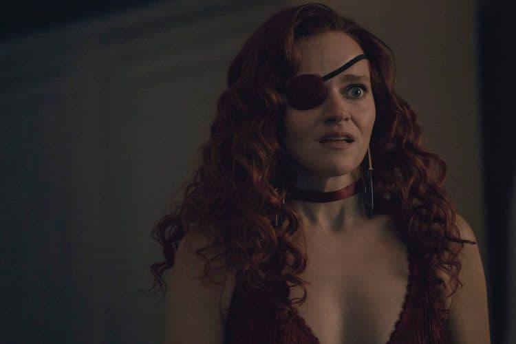 Janine, personagem de Madeline Brewer, enfrenta desafios intensos em seis temporadas da série distópica da Hulu. Reprodução: Gizmodo