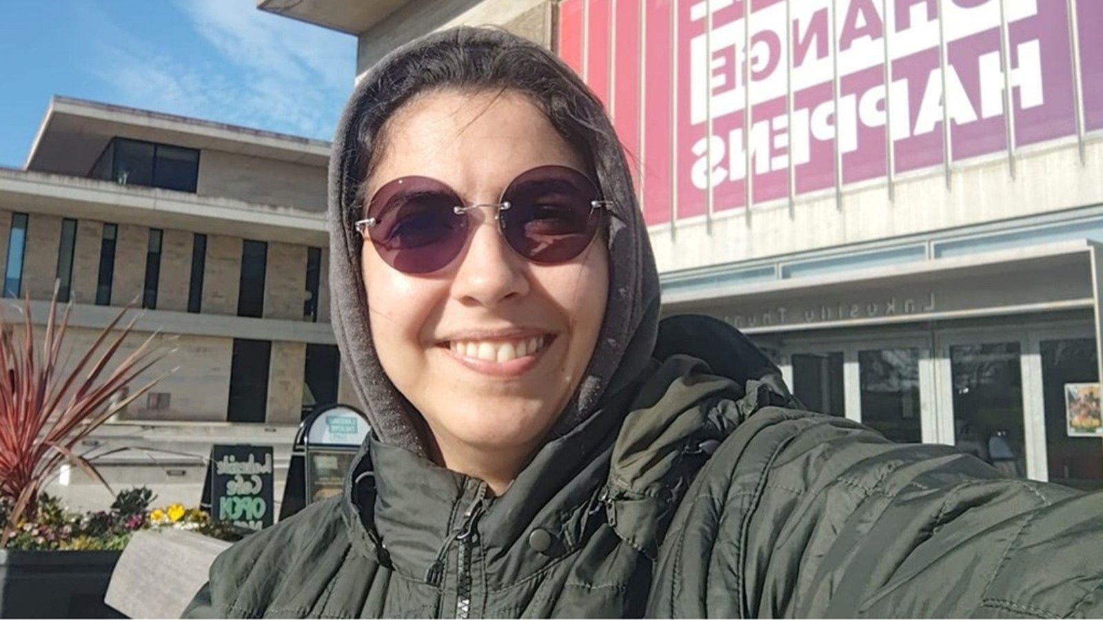 Cartazes e bandeiras aparecem nas janelas, refletindo mobilização de familiares para encontrar a jovem desaparecida na Inglaterra. Reprodução: G1