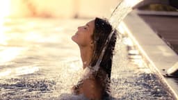 Cascada decorativa para piscinas transforma o espaço em ambiente mais agradável. Reprodução: El Pais