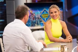 Elsa Pataky e Pablo Motos recebem Melody no programa 'El Hormiguero'. Legenda da imagem. Reprodução: El País