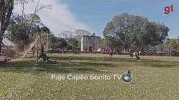 Jogador inova com pênalti acrobático durante campeonato de várzea em Capão Bonito; Legenda da imagem. Reprodução: Globo