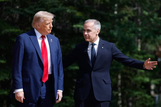 Donald Trump e o primeiro-ministro canadense Mark Carney discutem acordo comercial em Washington. Legenda da imagem. Reprodução: Globo
