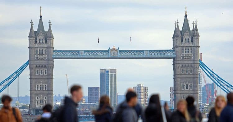 Salário médio semanal no Reino Unido cresce 5,9% em relação ao ano anterior. Reprodução: Reuters