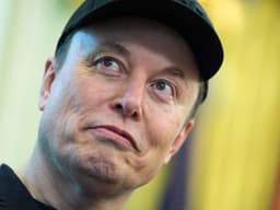 Elon Musk encara a UE após multa por selos azuis enganosos do X. Reprodução: Businessinsider