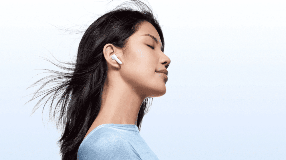 Modelo Jovi exibe fones de ouvido TWS Air 3, que chegam ao Brasil após sucesso na China. Reprodução: Gizmochina
