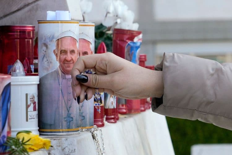 Saúde do Papa Francisco apresenta leve melhora em hospital