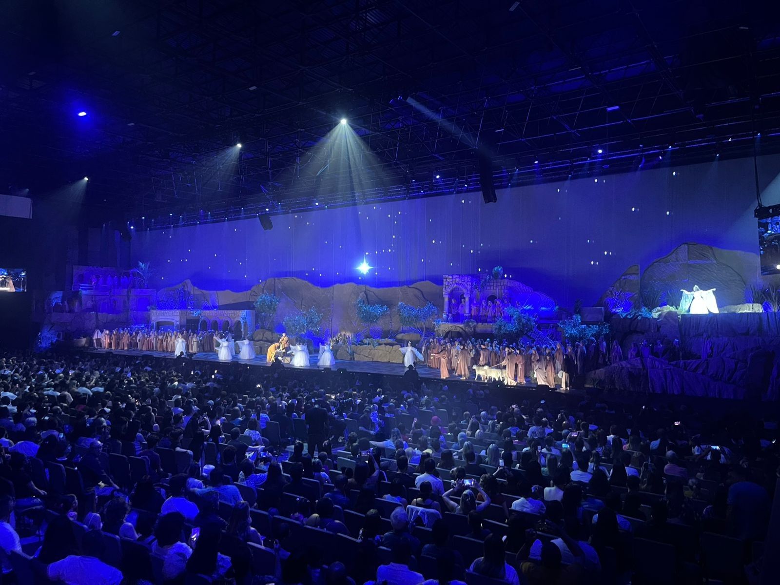 [Elenco de mais de 700 pessoas em cena na estreia do Auto de Páscoa em São José]. Reprodução: G1