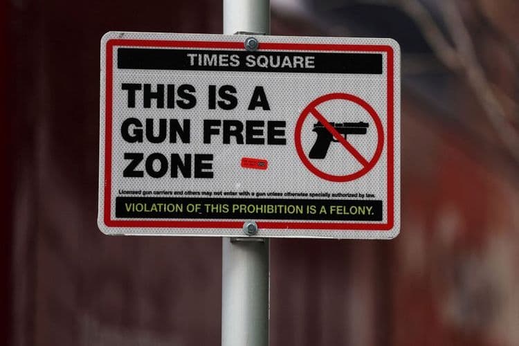 Trump revê políticas de controle de armas de Biden