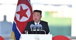 Kim Jong Un visita fábrica de tanques e destaca avanços na tecnologia militar da Coreia do Norte. Reprodução: Reuters