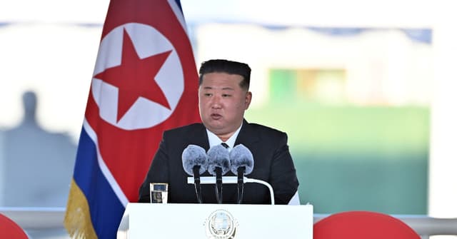 Kim Jong Un visita fábrica de tanques e destaca avanços na tecnologia militar da Coreia do Norte. Reprodução: Reuters