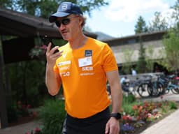 Alex Karp, CEO da Palantir, destaca a qualidade dos profissionais da empresa em chamada de lucros. Reprodução: Business Insider
