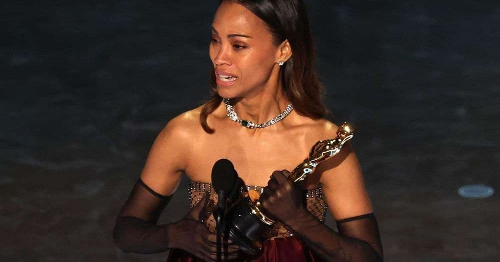 Zoe Saldaña destaca origem em discurso emocionante no Oscar