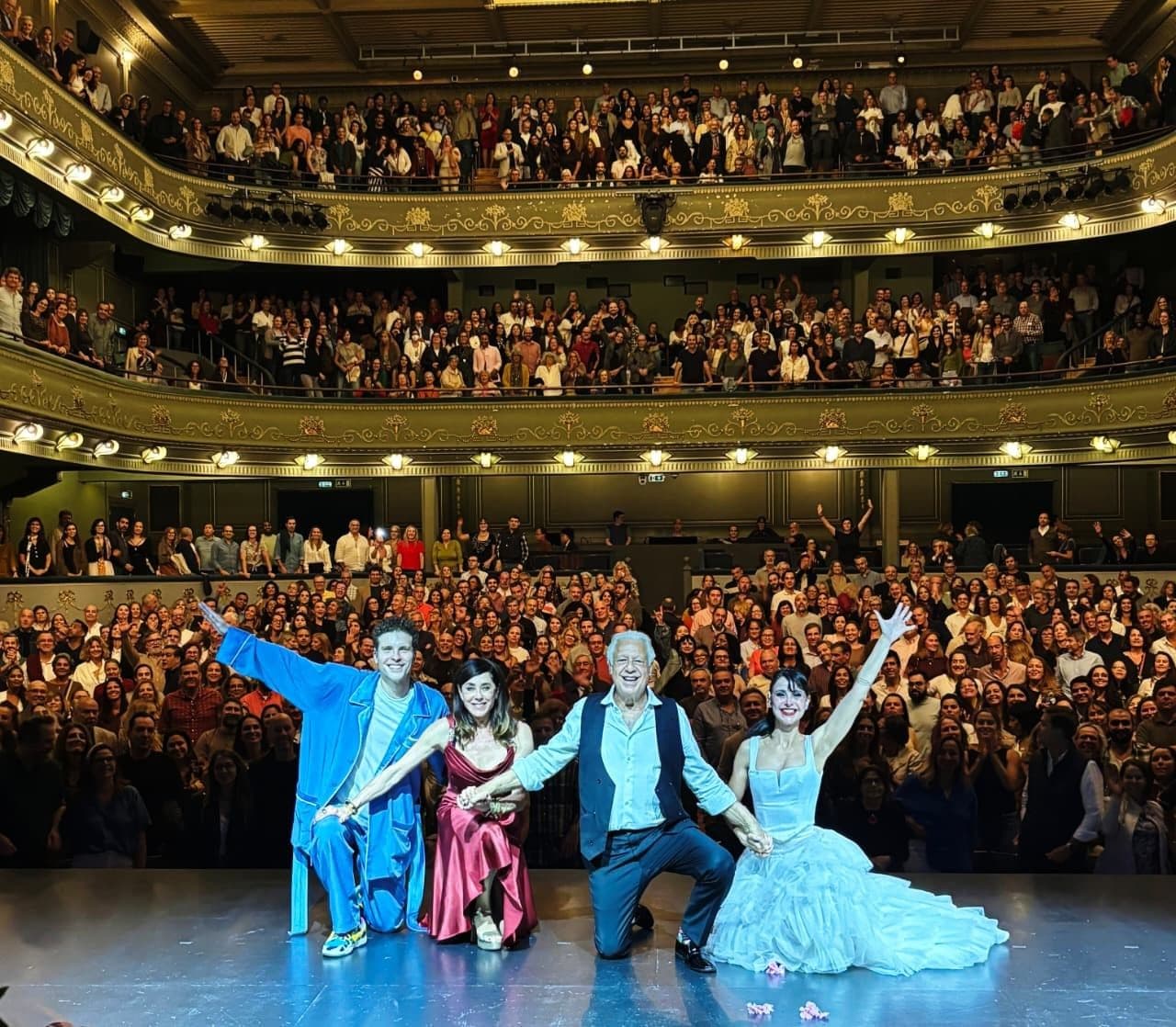 Elenco de Dois de Nós, com Fragoso, Torloni, Fagundes e Alexandra Martins, encerra sessão em Lisboa. Legenda da imagem. Reprodução: Retorno do item 11