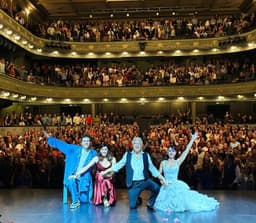 Elenco de Dois de Nós, com Fragoso, Torloni, Fagundes e Alexandra Martins, encerra sessão em Lisboa. Legenda da imagem. Reprodução: Retorno do item 11