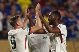 Liam Delap comemora o segundo gol do Chelsea na vitória sobre o Espérance por 3 a 0. Reprodução: Globo