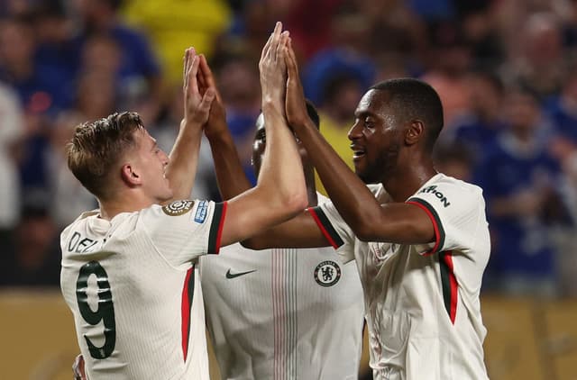 Liam Delap comemora o segundo gol do Chelsea na vitória sobre o Espérance por 3 a 0. Reprodução: Globo