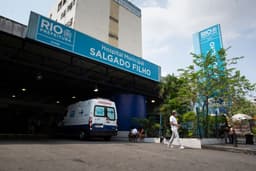 Mulher gravemente ferida após assalto em restaurante em Bangu. Reprodução: Globo