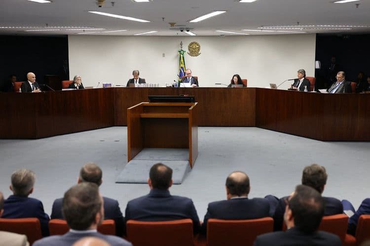 Defesa de ex-assessor de Bolsonaro busca afastar ministros em julgamento sobre golpe. Reprodução: Globo