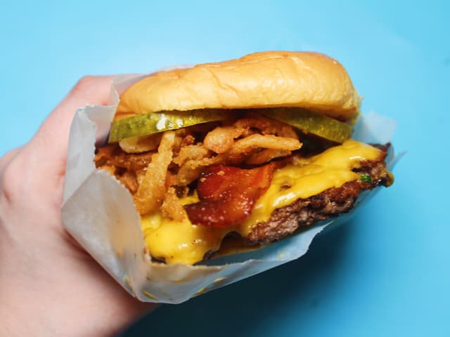 Barbecue burgers de Burger King, Shake Shack e Smashburger comparados em busca do melhor sabor.; Reprodução: Erin McDowell/Business Insider