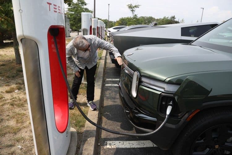 Acesso de Rivian, GM e Ford à Rede Supercharger da Tesla
