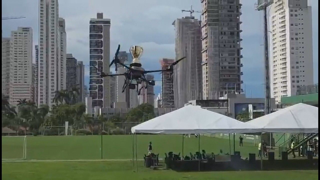 [Troféu do Campeonato Goiano amassado após queda de drone; será substituído.]. Reprodução: Ge