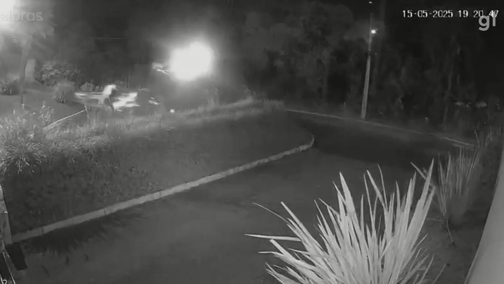 Policial militar e motociclista morrem em acidente durante perseguição em Almirante Tamandaré. Reprodução: Globo