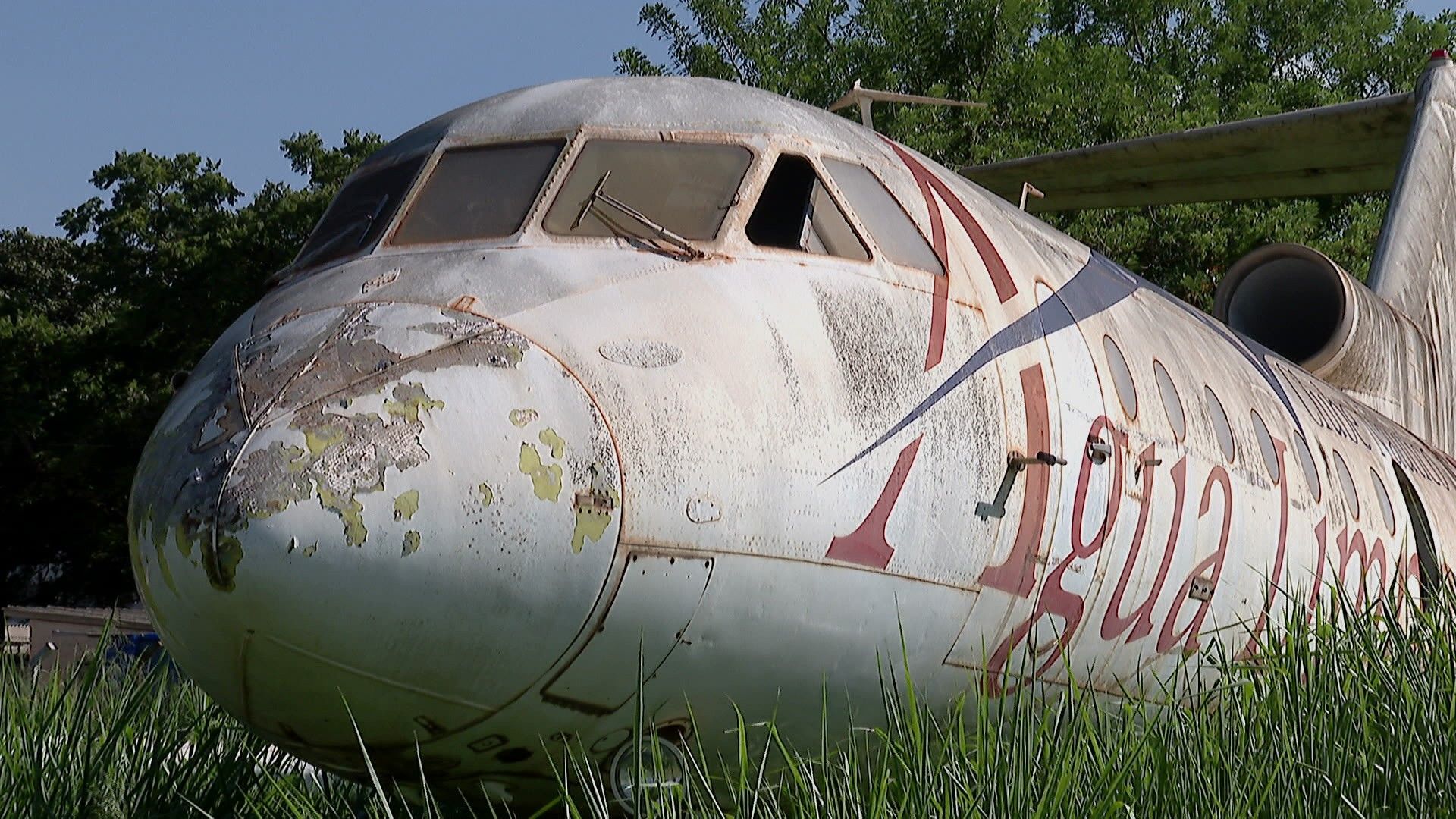 Avião soviético em SP vira sucata após impasse judicial.. Reprodução: G1