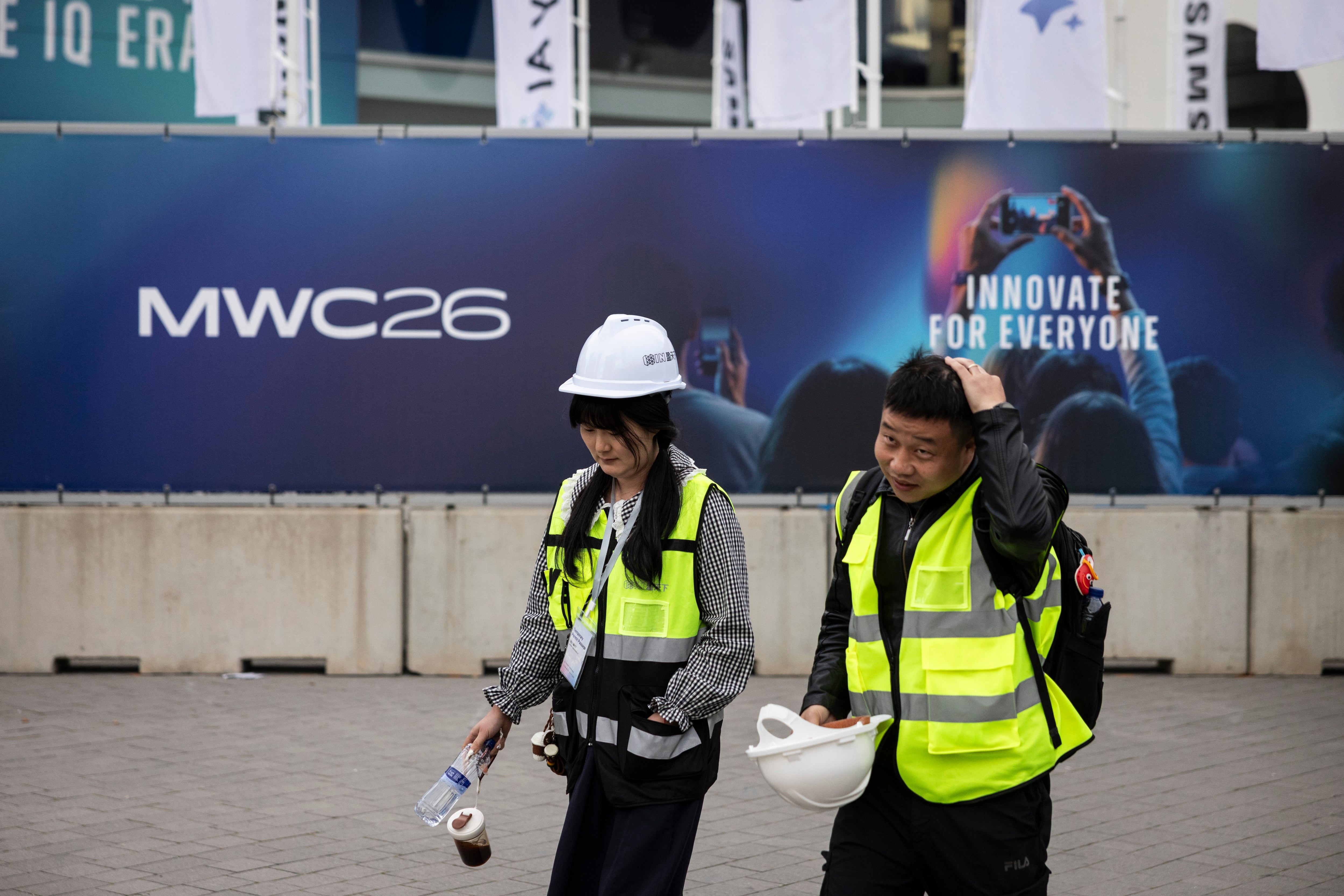 [Lançamento: celular com IA capaz de pensar e se mover sozinho]. Reprodução: Elpais