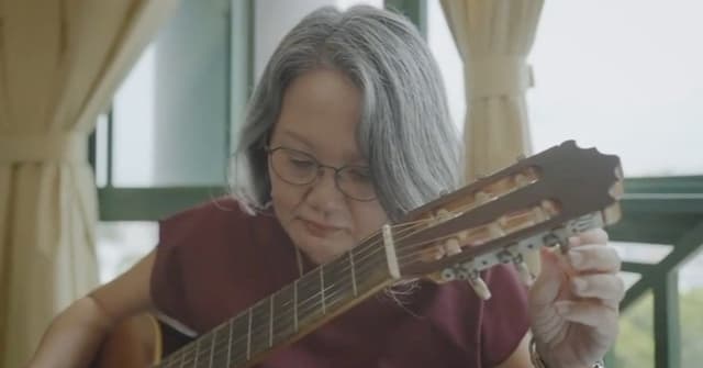 Candidatos em Singapura mostram talentos musicais em campanha eleitoral nas redes sociais. Reprodução: Reuters