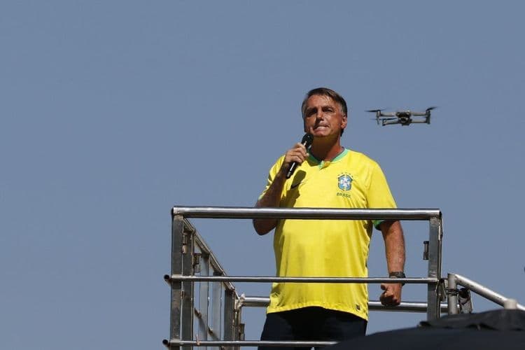 Bolsonaro Planeja Viagens Estratégicas em Semana Crítica