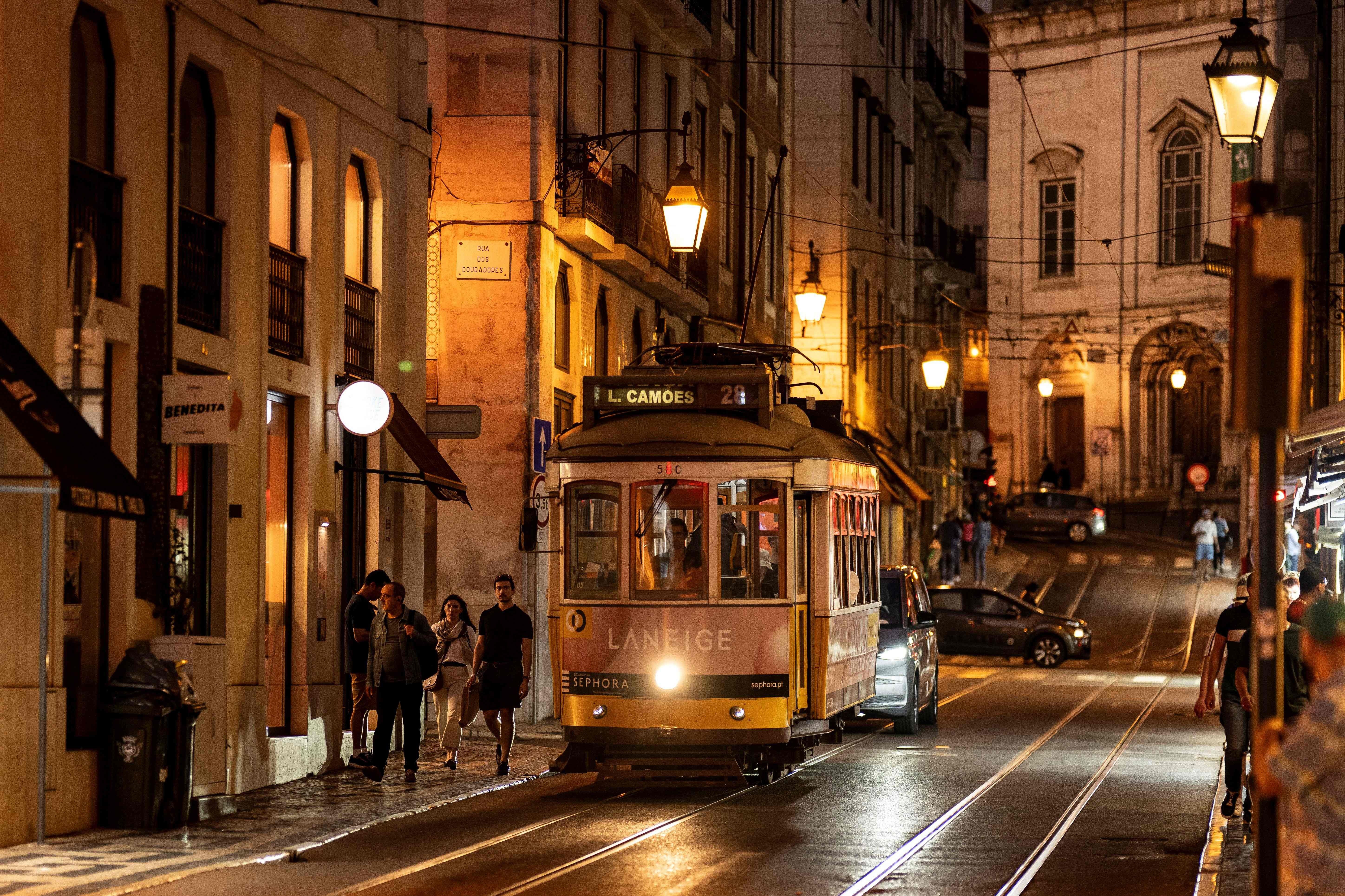[Tram de Lisboa ilumina a noite enquanto brasileiros aguardam igualdade de direitos em Portugal]. Reprodução: Oglobo