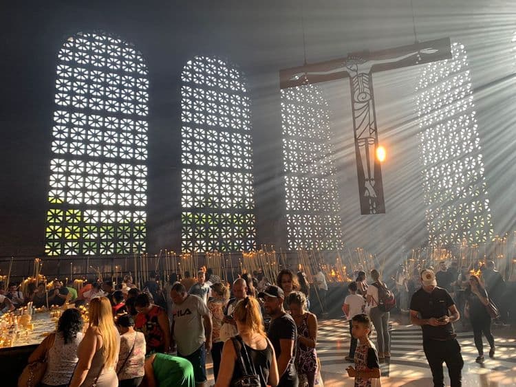 Sala das Velas em Aparecida na manhã do dia 12 de outubro. Reprodução: Globo