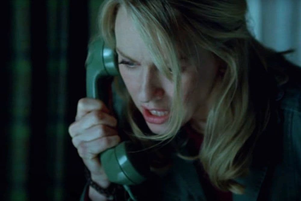 A imagem mostra um telefone antigo, evocando filmes de terror e a obsolescência das linhas fixas.; Reprodução: Gizmodo