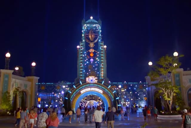 Joe Manganiello apresenta o novo parque temático Epic Universe, em Orlando. Reprodução: Gizmodo.