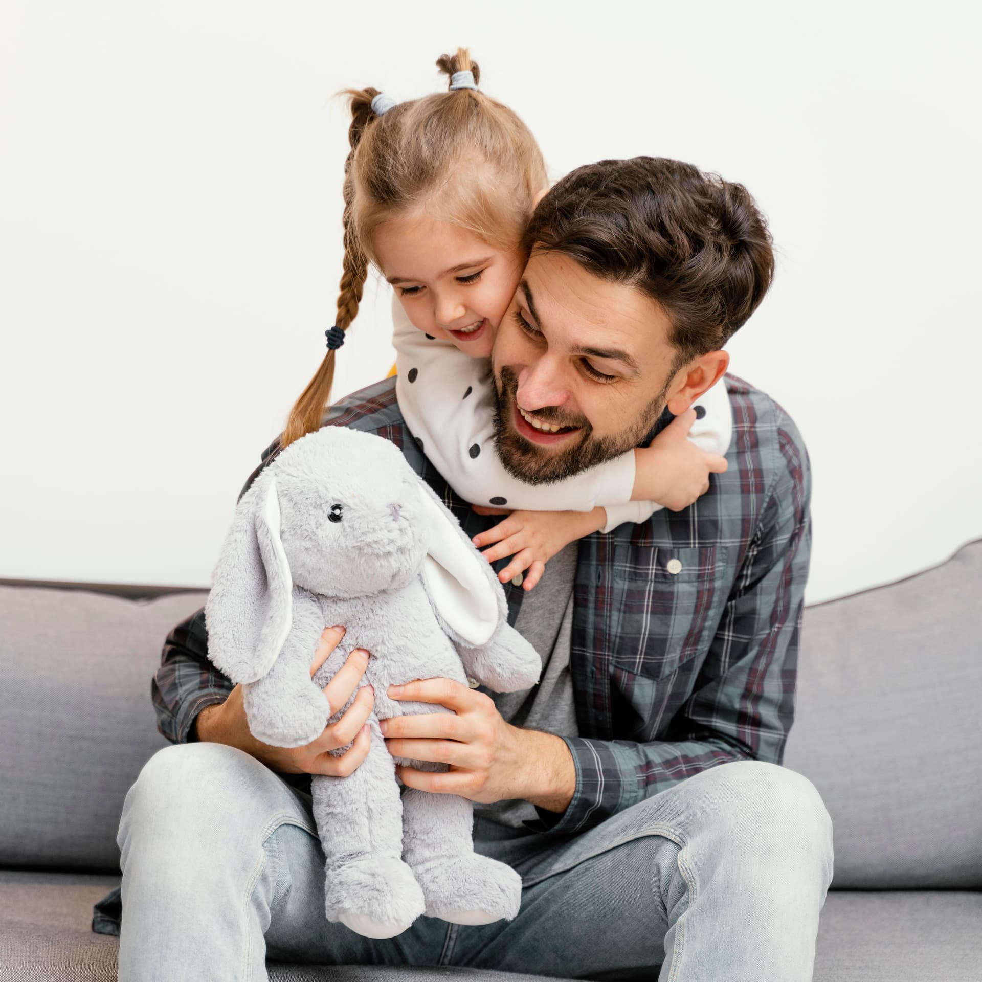 Pai e filho felizes se preparam para o Dia dos Pais em meio a mudanças climáticas. Reprodução: Globo