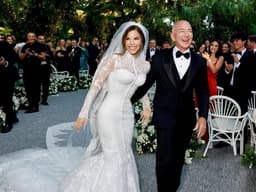 Jeff Bezos e Lauren Sánchez caminham após cerimônia de casamento em Veneza, destacando extravagância e poder. Reprodução: Business Insider