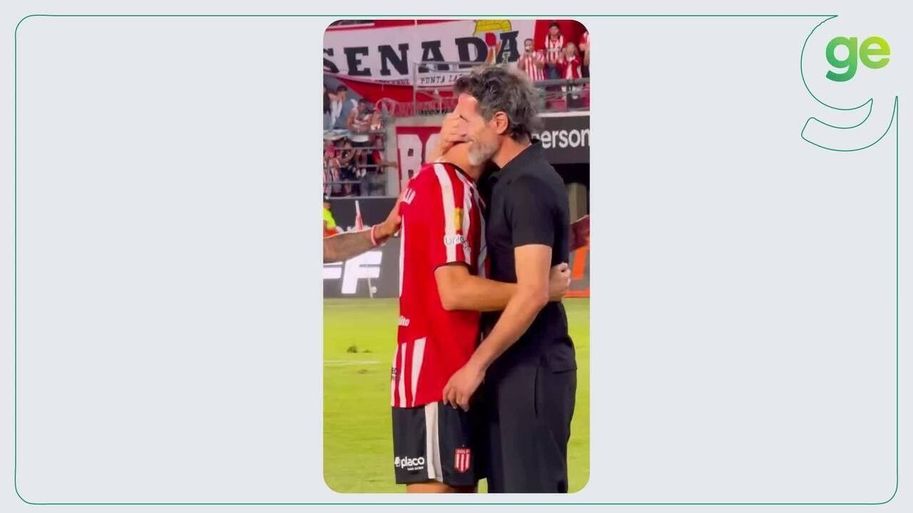 Eduardo Domínguez recebe despedida emocionante do Estudiantes antes de ir ao Atlético-MG.. Reprodução: Ge