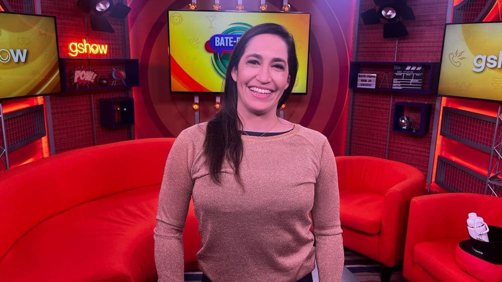 Ginasta ri de memes enquanto conversa com o marido durante o reality. Reprodução: Globo