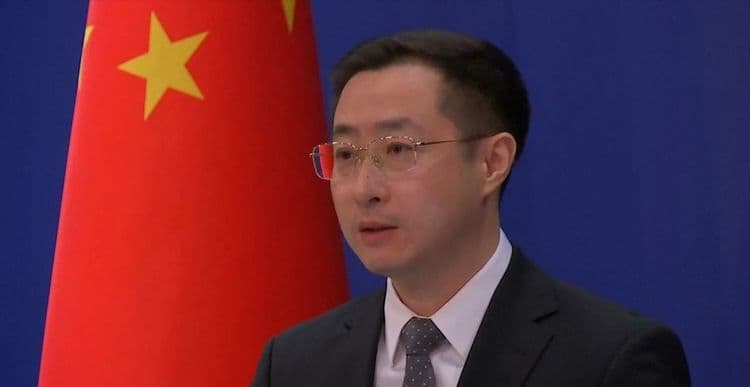 Wang Yi comenta medidas da China em resposta a tarifas dos EUA. Reprodução: Globo