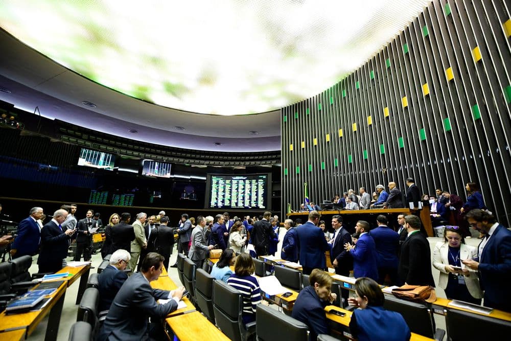 Aprovação do aumento de 18 deputados federais no Congresso despercebida entre as festividades de São João. Reprodução: Globo