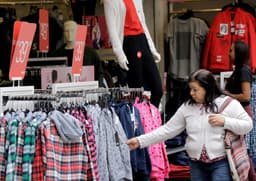 Confiança do consumidor brasileiro atinge menor nível desde 2022