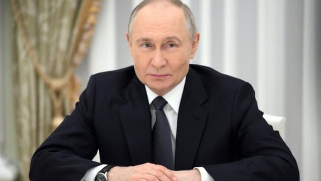 Ataques aéreos russos em Kharkiv resultam em mortes e destruição. Reprodução: AFP