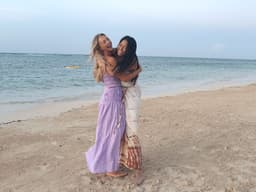 Chloe e sua amiga celebram 20 anos de amizade em viagem a Jamaica. Legenda da imagem. Reprodução: Chloe Caldwell